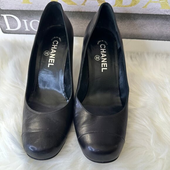 Authentic Chanel Leather Round Toe Pumps - Sz 40 - Picture 2 of 13